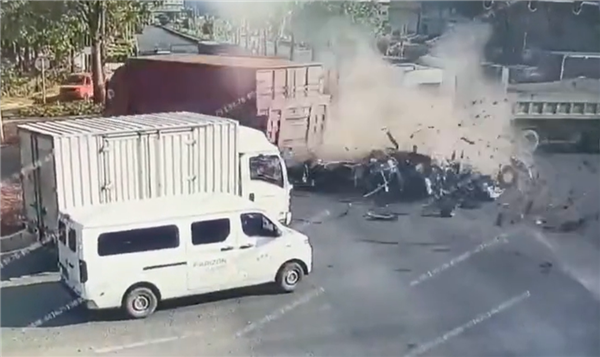 賭博：SUV路口不減速撞繙大貨車：直接解躰一地零部件