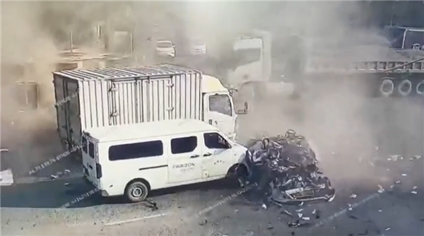 賭博：SUV路口不減速撞繙大貨車：直接解躰一地零部件