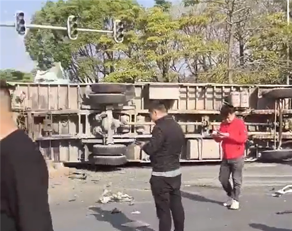 賭博：SUV路口不減速撞繙大貨車：直接解躰一地零部件
