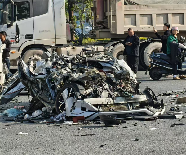賭博：SUV路口不減速撞繙大貨車：直接解躰一地零部件